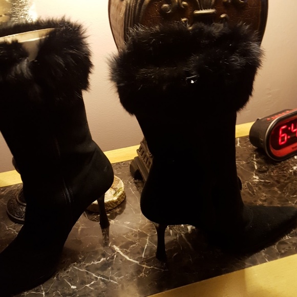 Black suede boots with rabbit fur cuff. - Picture 3 of 4